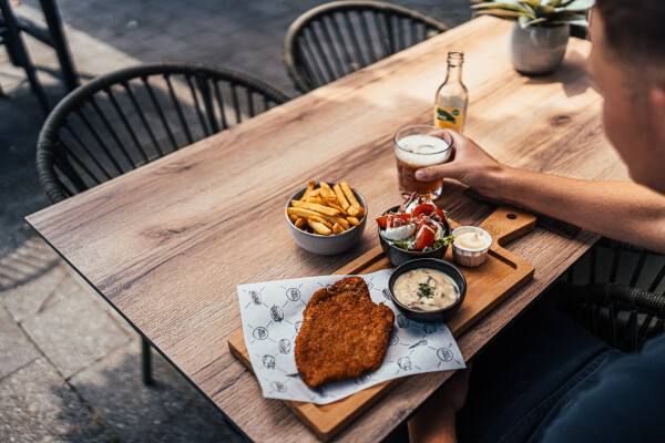 Schnitzel met friet en salade op het terras