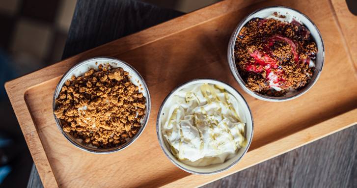 Topp'd ijsjes met pistache, lotus en kersen